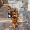 Orso intagliato in legno di cedro con lanterna solare