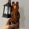 Orso intagliato in legno di cedro con lanterna solare