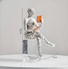 Lesende menschliche Figur