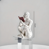 Lesende menschliche Figur