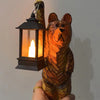 Orso intagliato in legno di cedro con lanterna solare