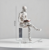 Lesende menschliche Figur