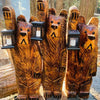 Orso intagliato in legno di cedro con lanterna solare