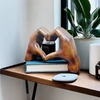 Fianna™ | Handgemaakt Houten Handen hartgebaar Beeldje Ornament