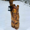 Orso intagliato in legno di cedro con lanterna solare