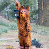 Orso intagliato in legno di cedro con lanterna solare
