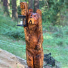 Orso intagliato in legno di cedro con lanterna solare