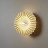 LumenArt - Elegante lampada da parete in resina artificiale di alta qualità per spazi abitativi moderni