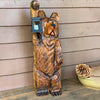 Orso intagliato in legno di cedro con lanterna solare
