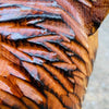 Orso intagliato in legno di cedro con lanterna solare