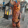 Orso intagliato in legno di cedro con lanterna solare