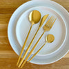 Set di posate dorate minimalista