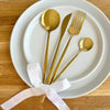 Set di posate dorate minimalista