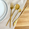 Set di posate dorate minimalista