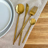 Set di posate dorate minimalista