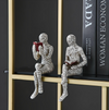 Lesende menschliche Figur
