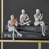 Lesende menschliche Figur