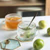 Tazza da tè in vetro LuxeSip - Design goffrato con linee dorate