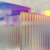 RippleGlow vaso acrilico - design arcobaleno per eleganza moderna